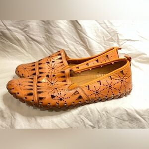 Spring step women’s 9 Orange leather Turkish made cut out loafers